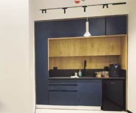 עמדת קבלה ודלפק מזכירות מודרני, עם פינות המתנה מעוצבות