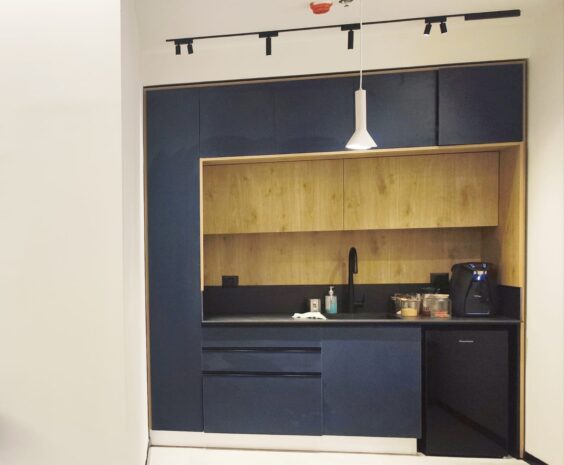 עמדת קבלה ודלפק מזכירות מודרני, עם פינות המתנה מעוצבות