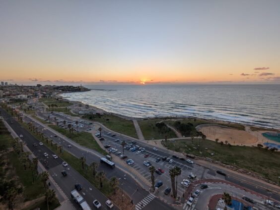 משרדים להשכרה בבית הטקסטיל מול הים