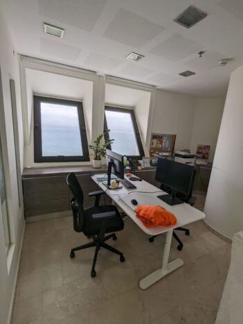 אופציה להשכרת חניות בבניין