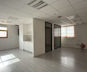 בנוי מאולם פתוח ומטבחון וחדר אחד