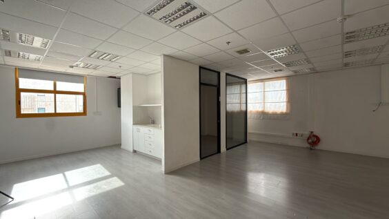 בנוי מאולם פתוח ומטבחון וחדר אחד