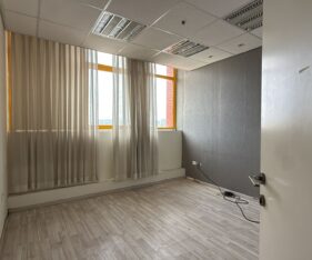 משרדים עם הרבה חלונות ומאוד מוארים