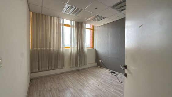 משרדים עם הרבה חלונות ומאוד מוארים