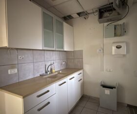 בחלוקה נוחה ופונקציונלית ל 5 חדרי הנהלה פרטיים