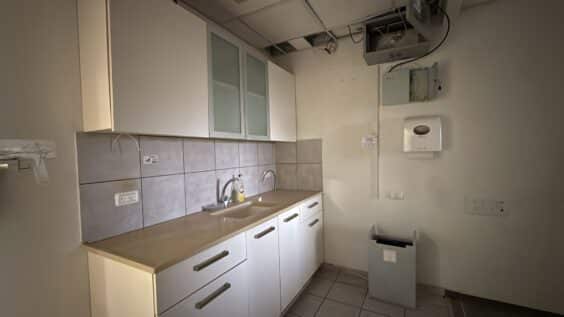 בחלוקה נוחה ופונקציונלית ל 5 חדרי הנהלה פרטיים