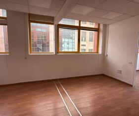 בבניין מרכזי וייצוגי,