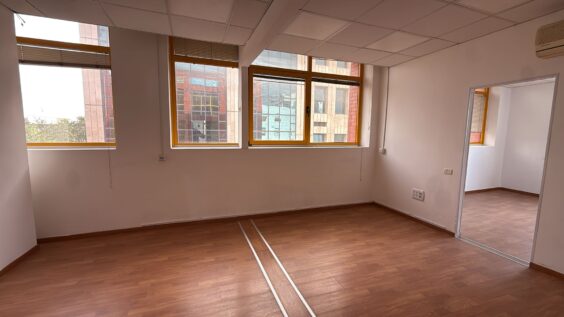 בבניין מרכזי וייצוגי,