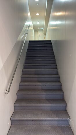 שימש כמרכז שירות ומכירה של חברת פלאפון במשך שנים