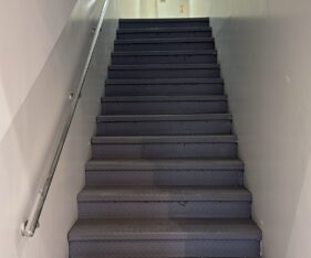 שימש כמרכז שירות ומכירה של חברת פלאפון במשך שנים