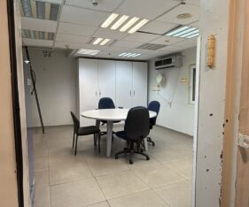 מטבח מאובזר, חדר תקשורת, גישה לפריקה וטעינה ומרחב מוגן