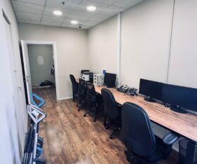 משרד מטופח ומעוצב ששימש עבור סוכנות ביטוח