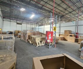 מבנה בקומת קרקע בתוך מתחם גדול