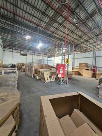 מבנה בקומת קרקע בתוך מתחם גדול