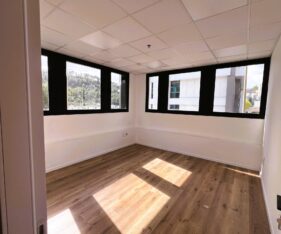 בניין מודרני, מואר, מתוחזק בקפידה ובעל תדמית ייצוגית