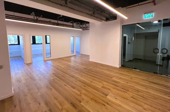 בניין מודרני, מואר, מתוחזק בקפידה ובעל תדמית ייצוגית