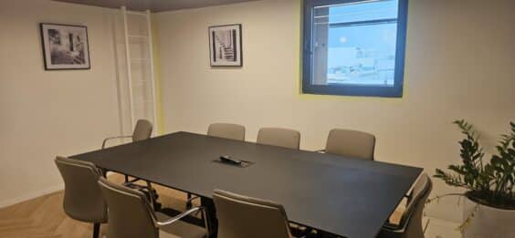 חדר ישיבות נוסף לשימוש הדיירים, ושירותים בקומה