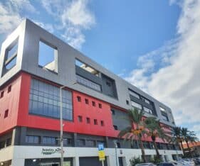 בניין משרדים ותעשייה מודרני