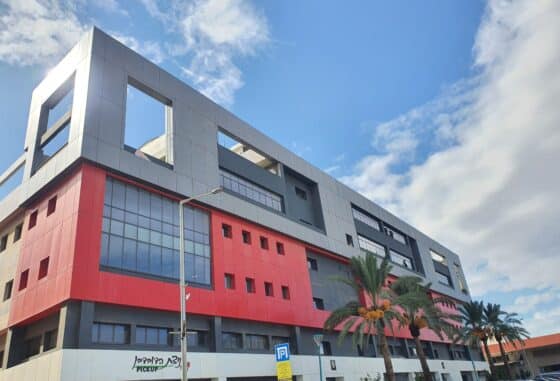 בניין משרדים ותעשייה מודרני