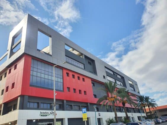 בניין משרדים ותעשייה מודרני