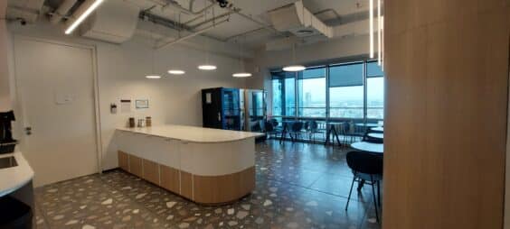 3 חדרי לימוד גדולים ומטבח ענק ומפנק