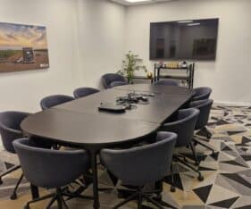 חדר ישיבות מרווח, מטבח מאובזר