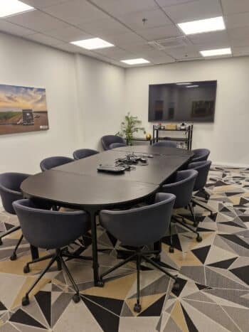 חדר ישיבות מרווח, מטבח מאובזר