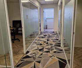 משרד מסודר ויפה בחלוקה לחדרים, כניסה פרטית