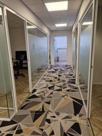 משרד מסודר ויפה בחלוקה לחדרים, כניסה פרטית