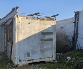 יש גידור, ללא אספלט