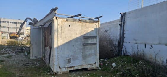 יש גידור, ללא אספלט