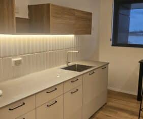 8 חדרים, כולל חדר ישיבות, מטבח ושטח משותף