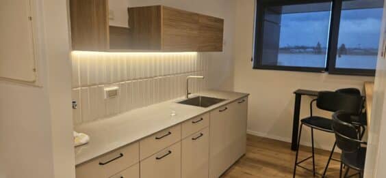 8 חדרים, כולל חדר ישיבות, מטבח ושטח משותף