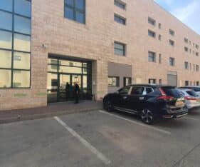 שטח תפעולי משותף מתאים למשאית בגודל 20 פיט, עם יותר מחמישה פתחים