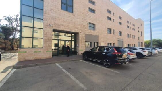 שטח תפעולי משותף מתאים למשאית בגודל 20 פיט, עם יותר מחמישה פתחים