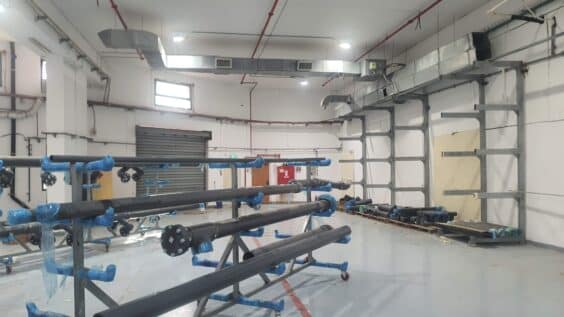 מצויד בספרינקלרים ורכזת גילוי אש