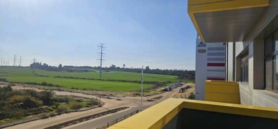 במיקום מצוין צמוד לכביש 6