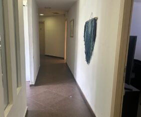 בבניין מטופח בקומה 3,