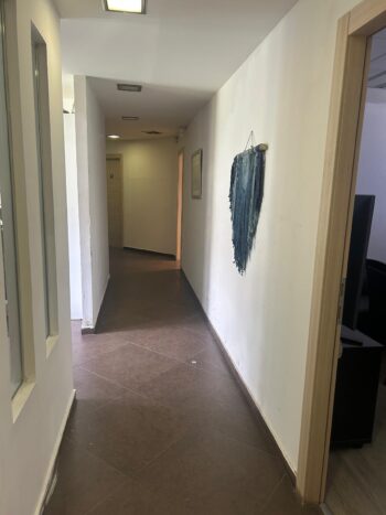 בבניין מטופח בקומה 3,