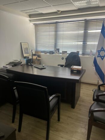 מרפסת שמש יוצאת דופן ומרווחת, אידאלית לאירוח