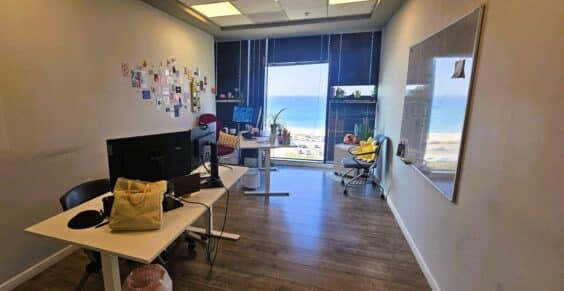 עם חלונות מסך מרצפה לתקרה ומלא אור טבעי