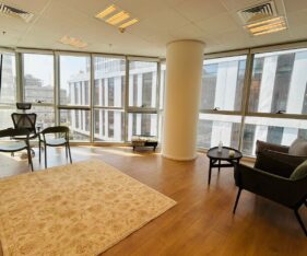 מטבח מאובזר וחדר תקשורת