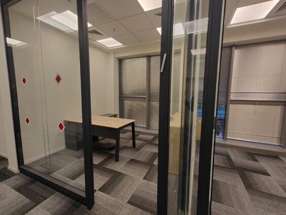 מבואת לובי עם עמדת קבלה ומזכירות מודרנית