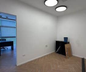 משרד כעת מחולק ל 2 יחידות עם כניסות נפרדות