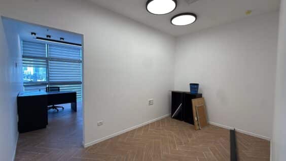 משרד כעת מחולק ל 2 יחידות עם כניסות נפרדות