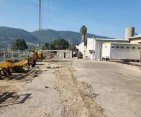 חצר תפעולית עם גישה לרחבה ייעודית לפריקה וטעינה