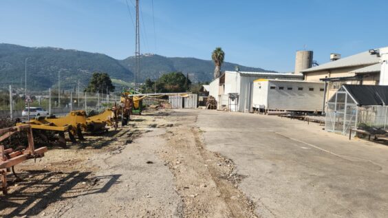 חצר תפעולית עם גישה לרחבה ייעודית לפריקה וטעינה