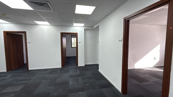 נוף פסטורלי של שדות חקלאות וטבע