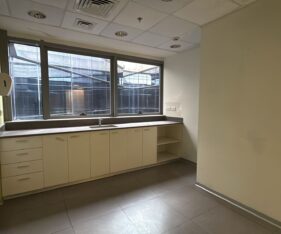 כולל מטבח מאובזר וחלונות