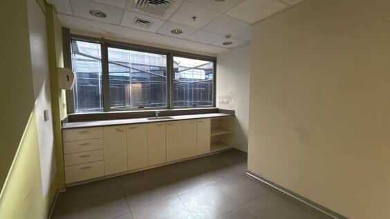 כולל מטבח מאובזר וחלונות